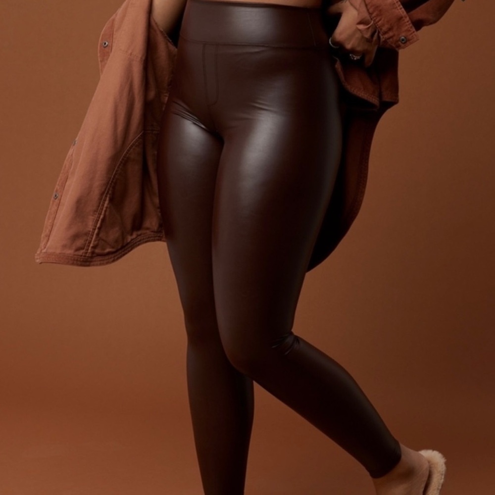 OFFLINE BY AERIE REAL LUXE FAUX LEATHER LEGGING DARK BROWN. SMALL